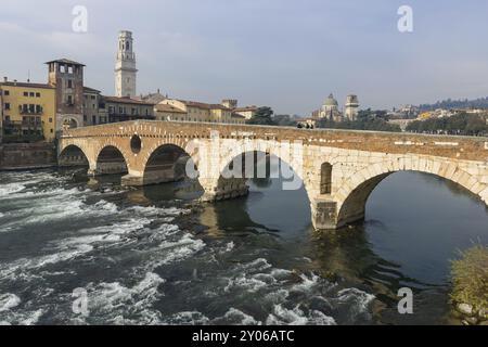 Ponte Pietra sur la rivière Adige, ancien pont romain dans la vieille ville de Vérone, Italie, Europe Banque D'Images