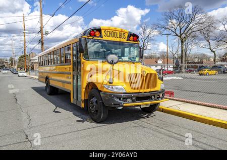 Yellow School bus à Cliffside Park, vue de face, New Jersey, pendant une journée d'hiver ensoleillée, pas de personnes, horizontal Banque D'Images