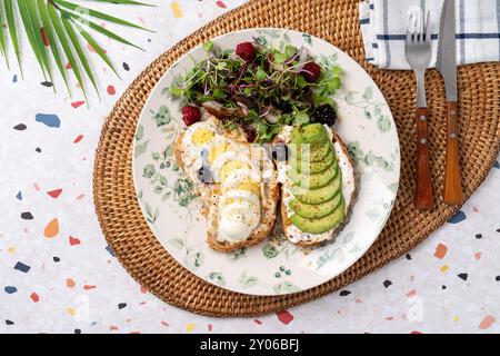 Sandwich ouvert, sandwich, brunch, salade de maïs, poulet, avocat, bulgogi de bœuf, bulgogi, fromage jambon, Londres, brouillard thé latte, latte, pamplemousse aade, ade, a Banque D'Images