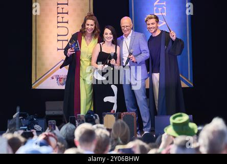 Hambourg, Allemagne. 01 Sep, 2024. Madita van Hülsen (gauche-droite), présentatrice, Evanna Lynch, actrice irlandaise, Peter Tschentscher (SPD), premier maire de Hambourg, et Jannik Schümann, présentateur, sont sur scène à l'événement de fan Harry Potter 'retour à Poudlard' au Theater am Großmarkt. Avec l'entrée gratuite, les fans verront deux échantillons de la pièce « Harry Potter et l'enfant maudit » et pourront jeter un coup d'œil dans les coulisses. Crédit : Georg Wendt/dpa/Alamy Live News Banque D'Images