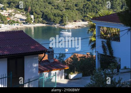 Ancres de yacht à voile dans le port de Stomorska Banque D'Images