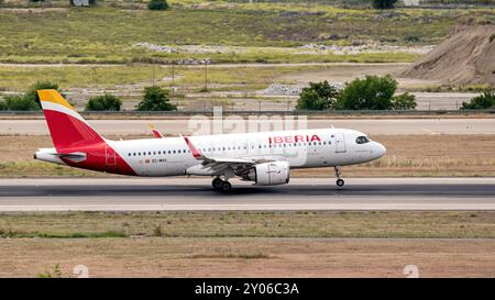 Madrid, Espagne ; 05-18-05 2024 : Airbus A320 modèle d'avion de la société espagnole Iberia avec le train d'atterrissage déployé atterrissant sur la piste de l'aéroport Banque D'Images