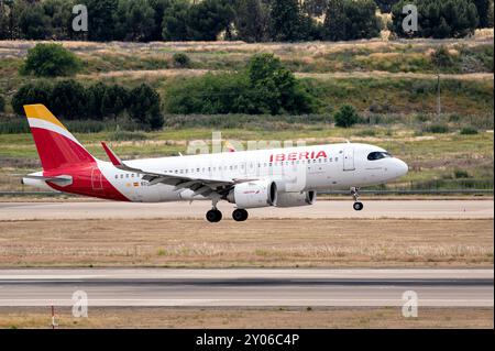 Madrid, Espagne ; 05-18-05 2024 : Airbus A320 modèle d'avion de la société espagnole Iberia commençant la manœuvre d'atterrissage avec le train d'atterrissage déployé Banque D'Images