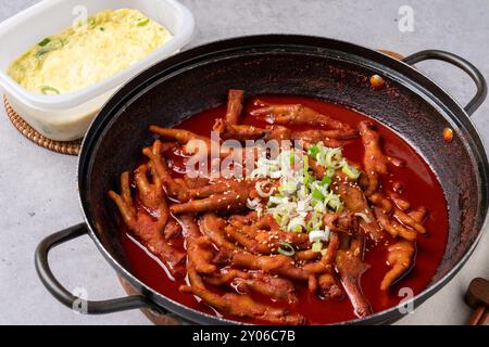 Cuisine coréenne, lieu jaune, lieu jaune braisé, raie, soupe, pattes de poulet, crêpes de viande, peau de porc, grillé, accompagnements, anchois, œufs cuits à la vapeur, spr de haricots Banque D'Images