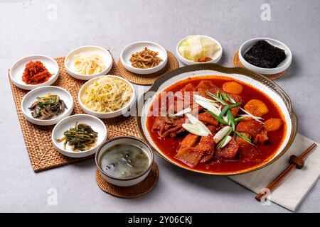 Cuisine coréenne, lieu jaune, lieu jaune braisé, raie, soupe, pattes de poulet, crêpes de viande, peau de porc, grillé, accompagnements, anchois, œufs cuits à la vapeur, spr de haricots Banque D'Images