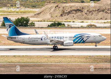 Madrid, Espagne ; 05-18-05 2024 : avion commercial du modèle Boeing 737 de la société égyptienne Egyptair atterrissant sur la piste et fabriquant des trains d'atterrissage Banque D'Images