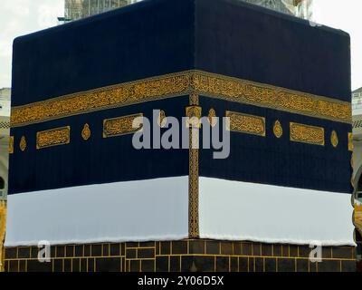 La Mecque, Arabie Saoudite, 12 juin 2024 : la Sainte Kaaba en Ihram Kiswa ou vêtement, un tissu blanc symbolisant l'Ihram est mis sur le bâtiment Kabah en pilg Banque D'Images