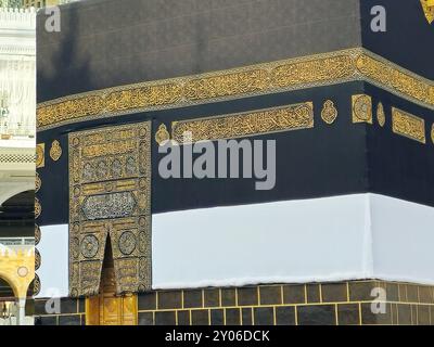 La Mecque, Arabie Saoudite, 12 juin 2024 : la Sainte Kaaba en Ihram Kiswa ou vêtement, un tissu blanc symbolisant l'Ihram est mis sur le bâtiment Kabah en pilg Banque D'Images