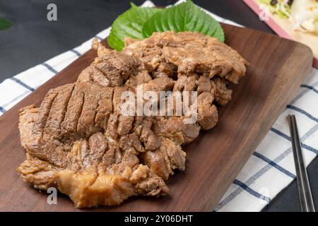 Galbitang, bibimbap de bœuf cru, ragoût de pâte de soja de poitrine de bœuf, ragoût de kimchi de porc cru, côtes de porc, galbi, ragoût de kimchi, nourriture, repas, viande, dîner, casserole, dis Banque D'Images