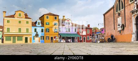 Île de Burano, Venise, Italie, 11 novembre 2014 : point de repère de Venise, île de Burano, place de la ville avec des maisons colorées et des gens vendant des souvenirs, Europe Banque D'Images