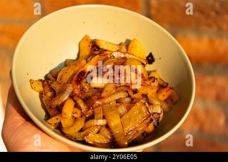 Bol de légumes Fajita. Poivrons et oignons, couleurs chaudes. Banque D'Images