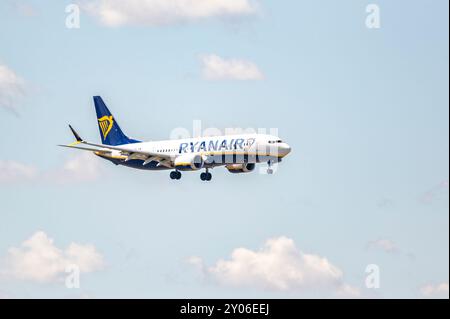 Madrid, Espagne ; 05-18-05 2024 : avion commercial du Boeing 737 Max modèle de la compagnie irlandaise Ryanair se préparant à atterrir en mettant sur le gîte d'atterrissage Banque D'Images