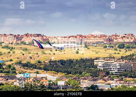 Madrid, Espagne ; 05-18-05 2024 : avion commercial du modèle Boeing 737 Max de la compagnie espagnole Swiftair se préparant à atterrir en mettant sur l'atterrissage Banque D'Images