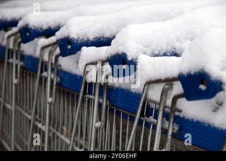 Chariots à provisions recouverts de neige Banque D'Images