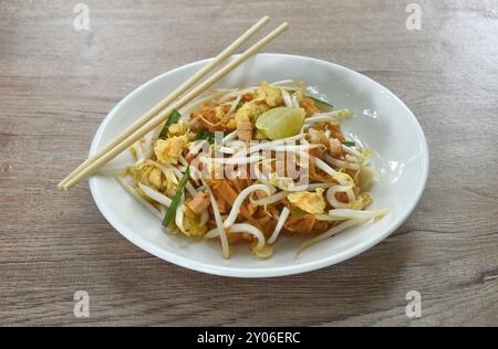 Pad Thai nouilles de riz sautées avec oeuf et germe de haricot couple ciboulette à l'ail sur l'assiette Banque D'Images