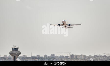 Madrid, Espagne ; 05-24-2024 : Airbus A320 de la société espagnole Iberia commence la manœuvre de décollage avec le train d'atterrissage déployé et le Banque D'Images