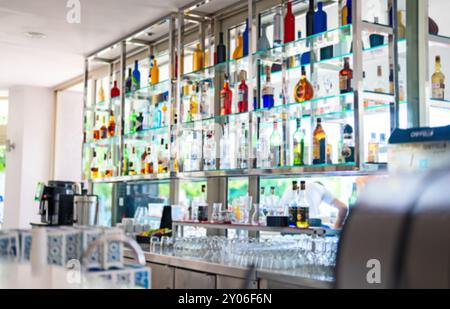 Beaucoup de bouteilles d'alcool dans un bar. Image floue. Banque D'Images