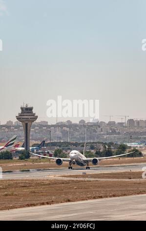 Madrid, Espagne ; 05-24-2024 : L'avion modèle Boeing 787 de la compagnie LATAM Chile commence la manœuvre de décollage avec le train d'atterrissage déployé et l'air Banque D'Images