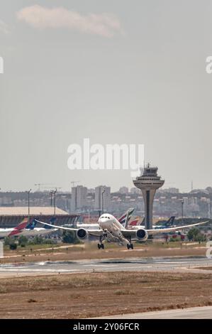 Madrid, Espagne ; 05-24-2024 : L'avion modèle Boeing 787 de la compagnie LATAM Chile commence la manœuvre de décollage avec le train d'atterrissage déployé et l'air Banque D'Images