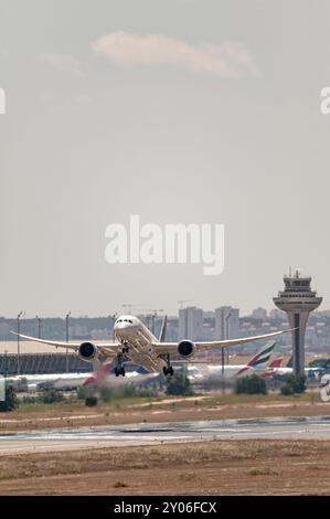 Madrid, Espagne ; 05-24-2024 : L'avion modèle Boeing 787 de la compagnie LATAM Chile commence la manœuvre de décollage avec le train d'atterrissage déployé et l'air Banque D'Images