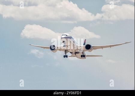 Madrid, Espagne ; 05-24-2024 : Boeing 787 modèle d'avion de la société LATAM Chile pendant la manœuvre de décollage, stockant le train d'atterrissage tout en gagnant al Banque D'Images