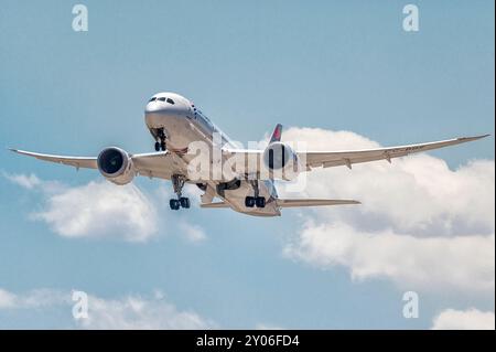 Madrid, Espagne ; 05-24-2024 : Boeing 787 modèle d'avion de la société LATAM Chile pendant la manœuvre de décollage, stockant le train d'atterrissage tout en gagnant al Banque D'Images