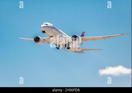 Madrid, Espagne ; 05-24-2024 : Boeing 787 modèle d'avion de la société LATAM Chile pendant la manœuvre de décollage, stockant le train d'atterrissage tout en gagnant al Banque D'Images