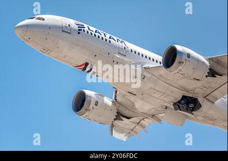 Madrid, Espagne ; 05-24-2024 : Boeing 787 modèle d'avion de la société LATAM Chile pendant la manœuvre de décollage, stockant le train d'atterrissage tout en gagnant al Banque D'Images