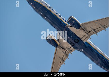 Madrid, Espagne ; 05-24-2024 : avion commercial du modèle Boeing 737 Max de la compagnie irlandaise Ryanair vu d'en bas finissant la manœuvre de décollage Banque D'Images