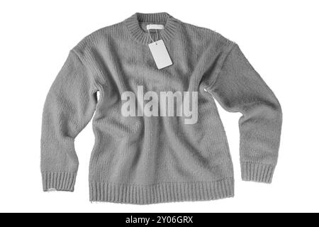 Pull tricoté d'automne gris pour femmes froissé volant avec étiquette vierge isolé sur fond blanc. Concept de vêtements créatifs, hiver confortable creasy j Banque D'Images