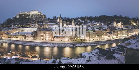 Vieille ville de Salzbourg à noël, enneigée le soir, Autriche, Europe Banque D'Images