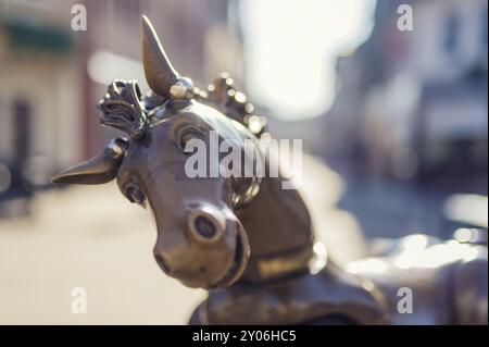 Un cheval en bronze comme figure de fontaine Banque D'Images