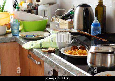 Pile de vaisselle sale dans la cuisine - l'accumulation compulsive Syndrom Banque D'Images