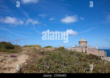 Vue sur le fort de la SLAT sur la péninsule du Cap Frehel en Bretagne Banque D'Images