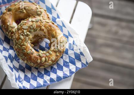 Des Pretzels bavarois frais pour le petit-déjeuner, posés sur une table en bois à l'extérieur Banque D'Images