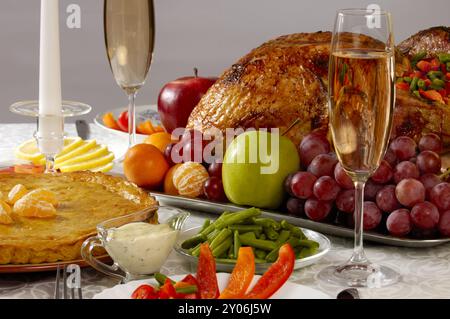 Repas de fête de dinde rôti et deux verres à vin sur une table de Thanksgiving nature morte Banque D'Images