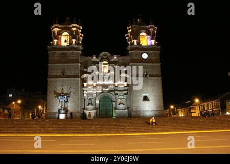 Vue de nuit de la cathédrale de Puno à Puno, Pérou Banque D'Images