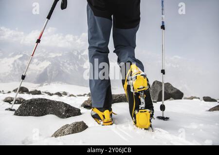 Hommes caucasiens marchant avec des crampons et bâton pour la marche nordique Banque D'Images