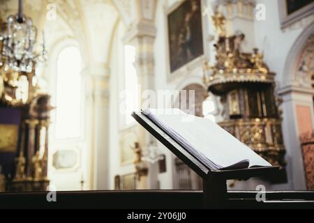 Gros plan de la Bible ou du livre de prière dans une église Banque D'Images