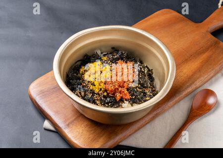 Jokbal, nourriture coréenne, porc cuit à la vapeur, plateau, nouilles de sarrasin, accompagnements, crevettes salées, laitue, épicé, médecine orientale, œufs de poisson volants, boulettes de riz Banque D'Images