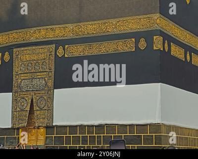 La Mecque, Arabie Saoudite, 12 juin 2024 : la Sainte Kaaba en Ihram Kiswa ou vêtement, un tissu blanc symbolisant l'Ihram est mis sur le bâtiment Kabah en pilg Banque D'Images