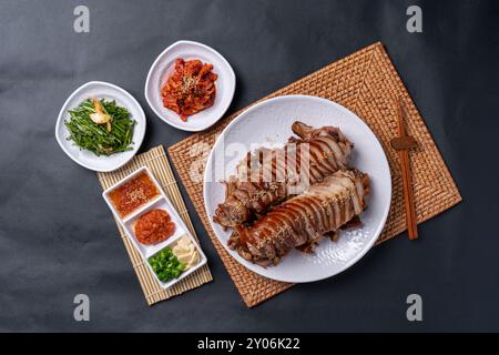 Jokbal, nourriture coréenne, porc cuit à la vapeur, plateau, nouilles de sarrasin, accompagnements, crevettes salées, laitue, épicé, médecine orientale, œufs de poisson volants, boulettes de riz Banque D'Images