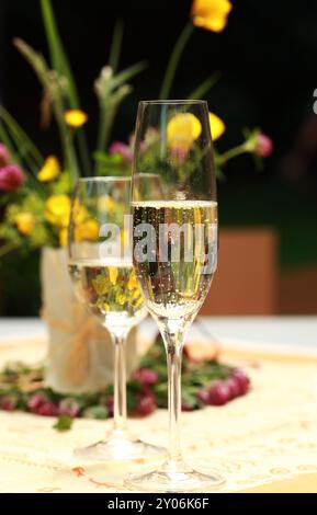 Deux coupes de champagne dans le restaurant extérieur Banque D'Images