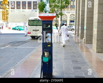 Medina, Arabie Saoudite, juin 28 2024 : un parcmètre multi-espace à énergie solaire, payer avec l'application Mawgif, parcmètre est un appareil utilisé pour collecter de l'argent Banque D'Images