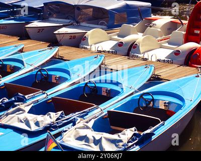 Bateaux électriques colorés sur un pont de bateau d'un petit lac Banque D'Images