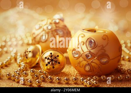 Boule de Noël avec cloches de jingle dans le ton doré avec fond scintillant Banque D'Images