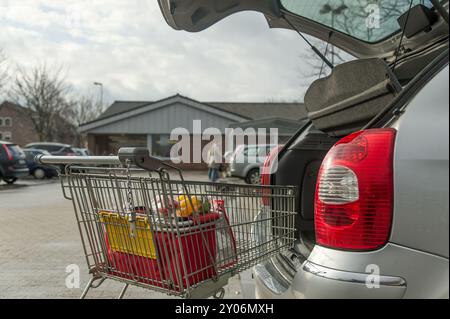 Chariot de magasinage sur le hayon d'une voiture Banque D'Images