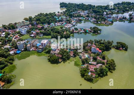 Rangamati, Bangladesh. 31 août 2024. Tir par drone du niveau d'eau du lac Rangamati Kaptai qui a augmenté à nouveau en raison des pluies de l'amont. Les 16 écluses du barrage ont été ouvertes de deux pieds alors que le niveau d'eau du lac a atteint le niveau de danger. Pendant ce temps, les habitants des zones inférieures du lac souffrent alors que le niveau d'eau du lac a de nouveau augmenté. (Photo de MD Zakir Hossain/Pacific Press) crédit : Pacific Press Media production Corp./Alamy Live News Banque D'Images