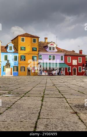 Île de Burano, Venise, Italie, 11 novembre 2014 : point de repère de Venise, île de Burano, place de la ville avec des maisons colorées, Europe Banque D'Images