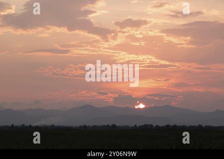 Coucher de soleil au parc national de Khao Sam Roi Yot, province de Prachuab Khiri Khan. Thaïlande Banque D'Images